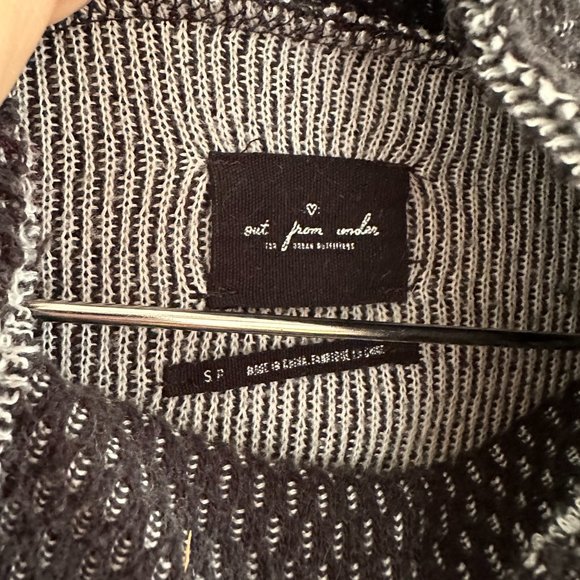 UO Long Sleeve Cropped Top - Small - Picture 2 of 4